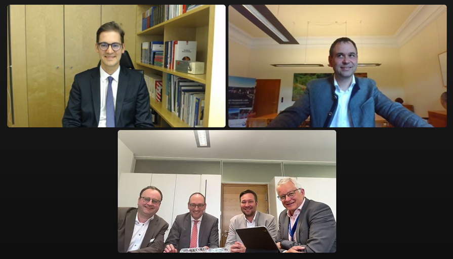 Für ein gesundheitspolitisches Gespräch zum Krankenhaus Wegscheid im Bayerischen Landtag in München (unten v. l.) MdL Stefan Meyer, Ausschussvorsitzender MdL Bernhard Seidenath, MdL Josef Heisl und Bürgermeister Christian Escherich – virtuell zugeschalten: MdB Stephan Pilsinger (oben links) und Landrat Raimund Kneidinger (oben rechts)