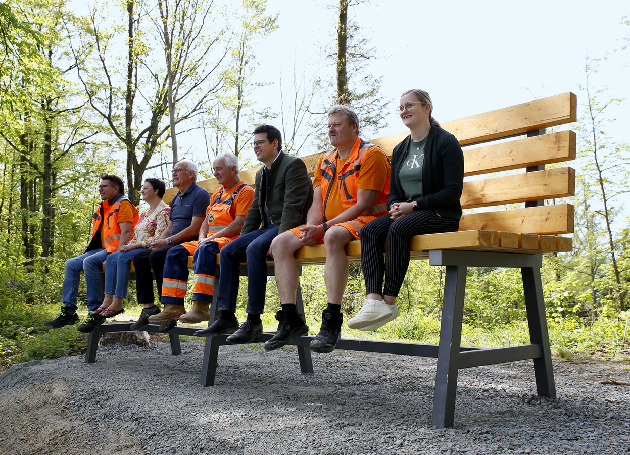 Einen besonderen Anziehungspunkt mehr hat der Kadernberg nun mit einem XXL-Objekt in Bank-Form. Den kommunalen Belastungstest machte ein Team aus Bauhof, Touristikfachfrauen, Rat und Bürgermeister mit (v.r.) Miriam Ertl, Benedikt Mautner, Martin Pichler, Günter Greipl, Günter Klampfl, Veronika Egger und Jürgen Murr.