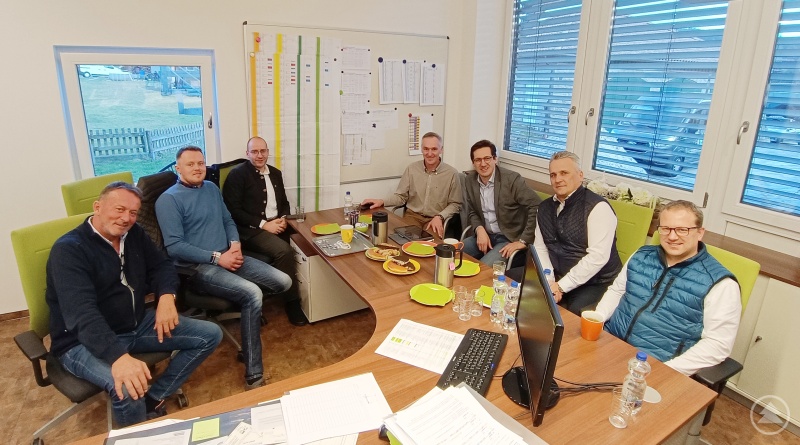 Diskutierten aktuelle Herausforderungen in ÖPNV und Reisebusbranche: (v. li. n. re.) Alois Pfeffer, Alexander Pfeffer, 3. Bürgermeister (Thurmansbang) Stefan Weber, Bürgermeister (Thurmansbang) Stefan Wagner, MdL Dr. Stefan Ebner, Bürgermeister (Zenting) Dirk Rohowski und Gemeinderat (Zenting) Armin Wildfeuer.