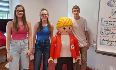 Drillings-Geschwister an Rotkreuzkurs teilgenommen