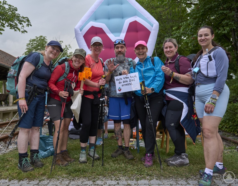 Im Ziel angekommen - glückliche Teilnehme und Wanderführer.