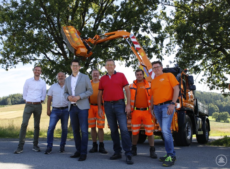 Beutelhauser-Verkaufsberater Pascal Ulrich (v.l.), Kämmerer Günther Kellermann, Bürgermeister Martin Pichler, Benedikt Mautner, Gemeinderat Karl Schneck, Fabian Blaschko und Jürgen Murr freuen sich über den schneidigen Kollegen mit bis zu sieben Meter langem Arm.