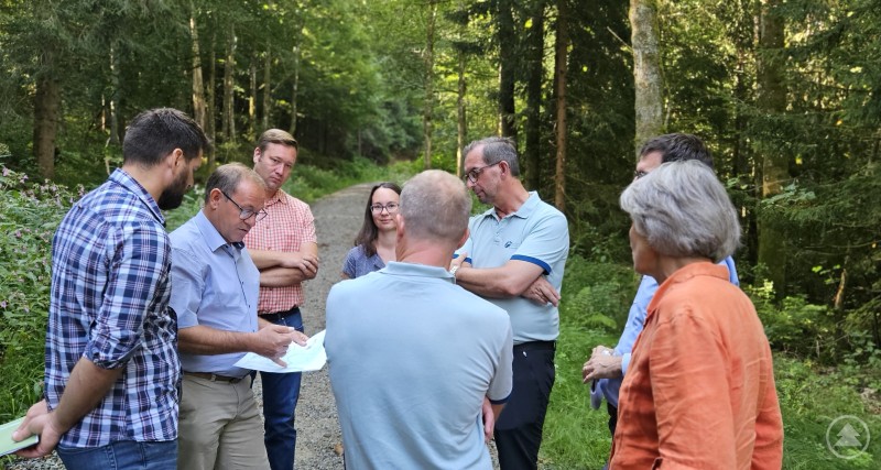 (v. l.) Christoph Goldschmidt (Gemeinde Tiefenbach), Bürgermeister Christian Fürst, MdL Josef Heisl, Bürgermeisterin Kristina Urmann, (vorne im Bild) Förster Markus Krinninger, Staatsforsten-Vorstand Manfred Kröninger und (vorne im Bild) Forstbetriebsleiterin Gudula Lermer