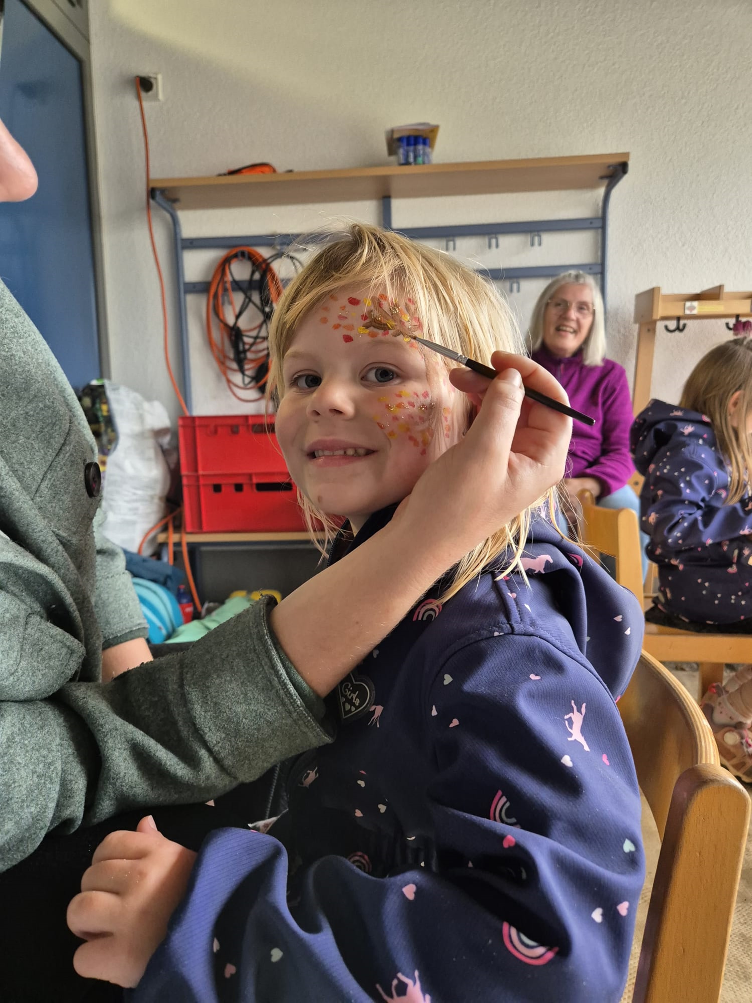 Der Herbst war das Thema zum Anlass. Auch wenn es draußen schon etwas stürmisch und kühl zuging, wurden die warmen Farben einfach drinnen ausgepackt, während sich die Eltern und das Team gegenseitig besser kennenlernen konnten.