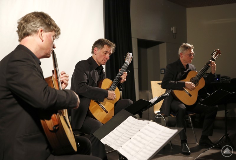 Thomas Etschmann, Alexander Leidolph und Mikhail Antropov entführten musikalisch nach Spanien, Südamerika und in eine Welt, in der Klänge spitz wie Stierhörner und melancholisch wie Sonnenuntergänge am Meer sein können.