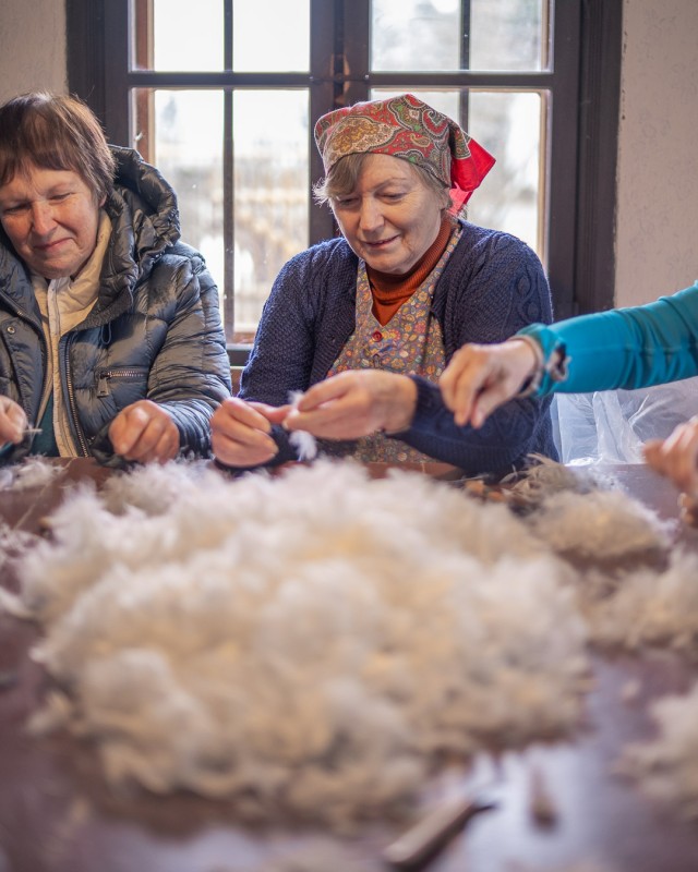 Marianne Mossbauer beim Federnschleißen beide Freilichtmuseum Finsterau