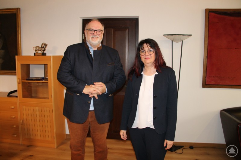 Oberbürgermeister Jürgen Dupper begrüßt die neue Landgerichtspräsidentin Gisela Schwack im Amtszimmer. 25-02-28 Oberbürgermeister Jürgen Dupper begrüßt neue Präsidentin des Landgerichts Passau.JPG