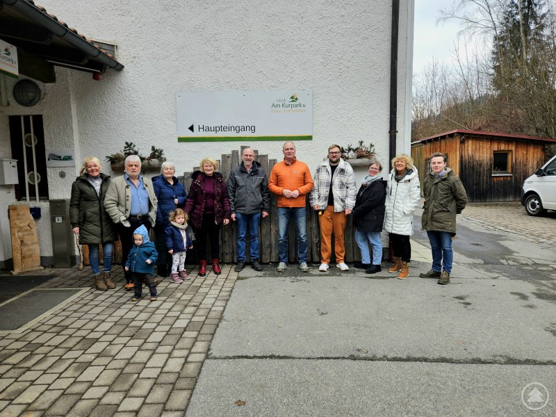 in Orange: Klinikleiter Helmut Berger; Vierte von links: Rita Hagl-Kehl; weitere Mitglieder der SPD Grafenau und Mitarbeiter des Büros Hagl-Kehl IMG-20250220-WA0019.jpg