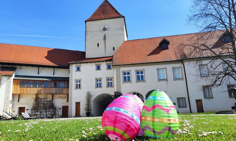 Flyer/Grafik zum Event: Ostern für Familien auf der Veste Oberhaus - Am Ostersonntag ist auf der Veste Oberhaus tierisch was los! am So., 20.04.2025