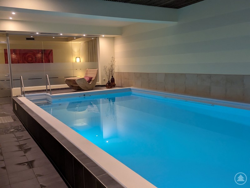 Für die spritzige Auszeit vom Alltag: Im Innenpool stehen die Zeichen auf aktive Erholung. Innenpool im Wellnessbereich beim Postwirt in Grafenau