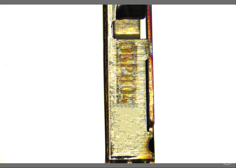 Ein metallisches Stanzband, bei dem ein zuvor separiertes fehlerhaftes Teil durch eine Schweißnaht wieder verbunden wurde.