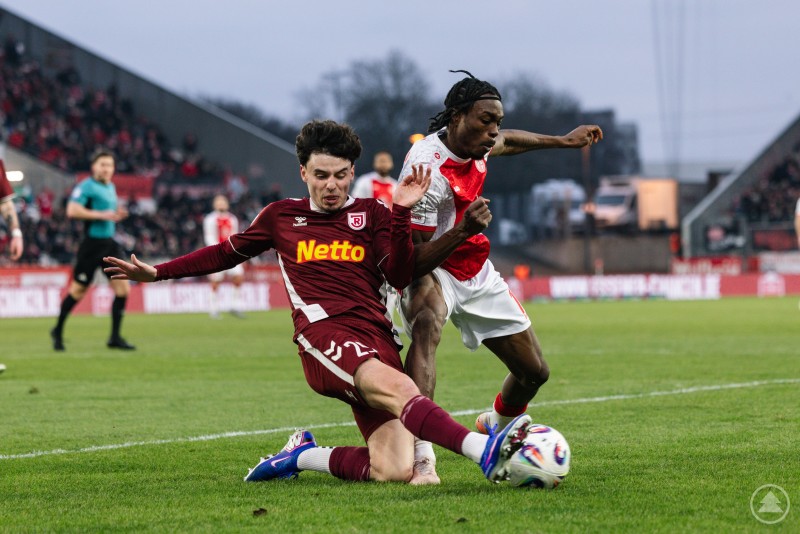 Ein Regensburger Spieler gr&auml;tscht nach dem Ball, w&auml;hrend ein Essener Gegenspieler versucht, sich durchzusetzen.