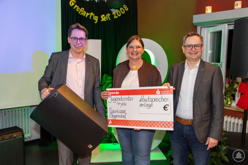 Oberb&uuml;rgermeister Dr. Christian Moser, Karin Loibl und Stefan Swithota pr&auml;sentieren symbolisch eine neue Musikanlage als Geschenk f&uuml;r das Jugendcenter 4You.