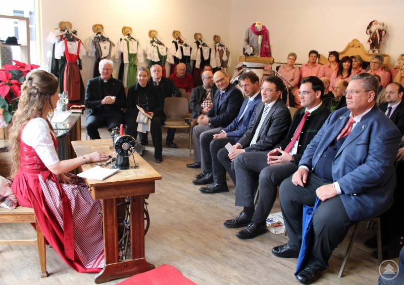 Maria Freund eröffnete die Einweihung ihres neuen Firmengebäudes an der Nähmaschine, an der sie vor 26 Jahren das Nähen erlernte.