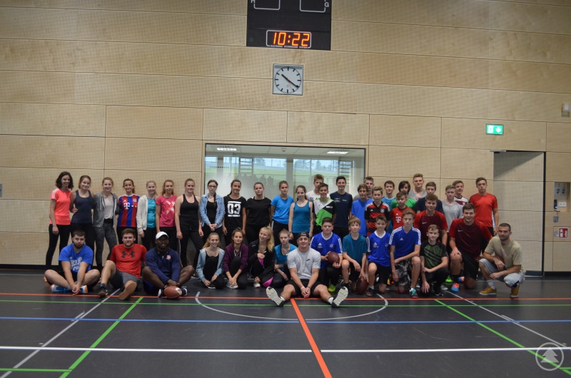 Die SchülerInnen mit den Footballern der Wildcats Kirchdorf und Herrn Günaltay (vorne rechts)