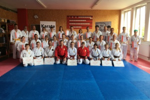 Bayerwald Karateka fahren mit neuer Gürtelfarbe in die Ferien