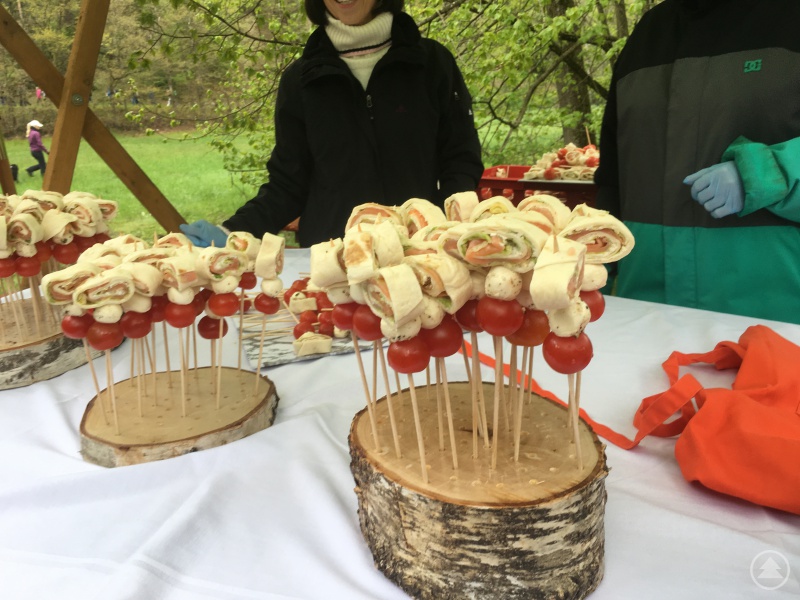 An jedem Stand gab es eine andere Köstlichkeit zum Probieren: Zum Beispiel eine Lachsschnecke mit Mozzarella und Tomate.