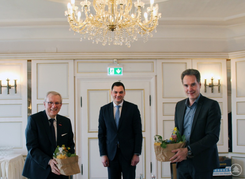 Der Vorsitzende der niederbayerischen Landräte, Landrat Sebastian Gruber (Mitte), bedankt sich herzlich bei den beiden Hauptgeschäftsführern Jürgen Kilger (Handwerkskammer Niederbayern-Oberpfalz, links im Bild) und Jürgen Schreiner (IHK Niederbayern) für den regen Austausch.