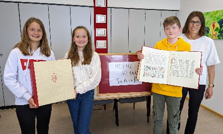 Schüler erstellen einzigartige Bibel