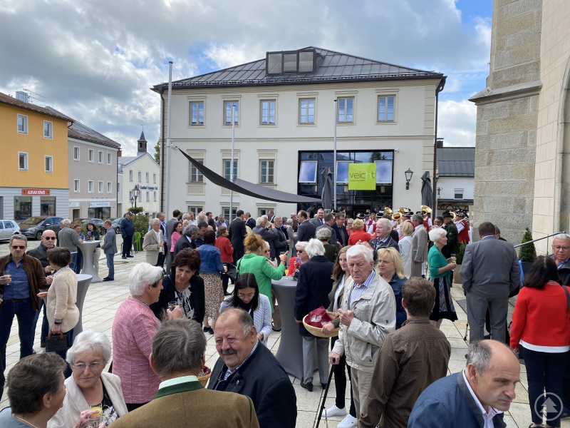 Gut 200 Landkreisbürgerinnen und – bürger waren gekommen, um das Jubiläum gemeinsam zu begehen und anschließend beim Stehempfang vor der Kirche ihre ganz persönlichen Geschichten aus 50 Jahren Landkreis Freyung-Grafenau auszutauschen.