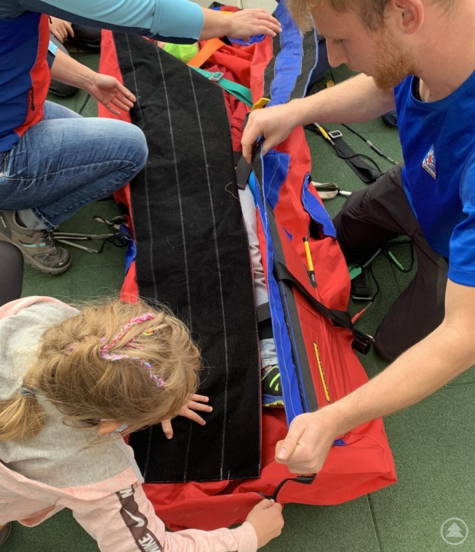Einpacken im Luftrettungssack