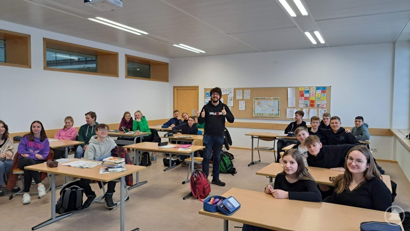 Severin Listl informierte die Klasse 9b der Realschule Grafenau über seine persönlichen Erfahrungen mit Inklusion.