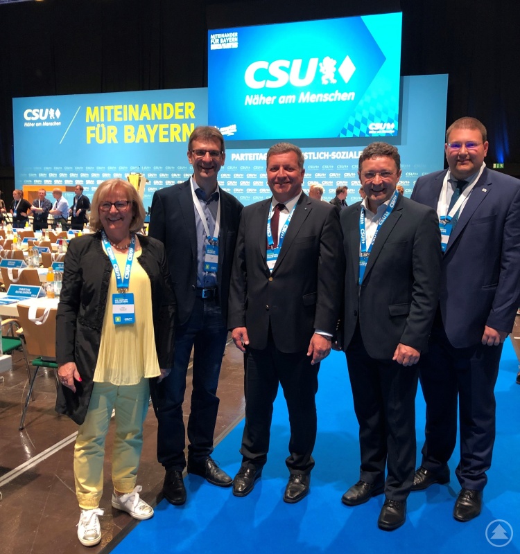 Die Delegierten des CSU-Kreisverbandes Freyung-Grafenau beim Parteitag in Nürnberg: Helga Weinberger (1. v. links), Karlheinz Roth (2. v. links), Max Gibis (2. v. rechts) und Christoph Weishäupl (1. v. rechts) mit Staatsminister Christian Bernreiter (Mitte).