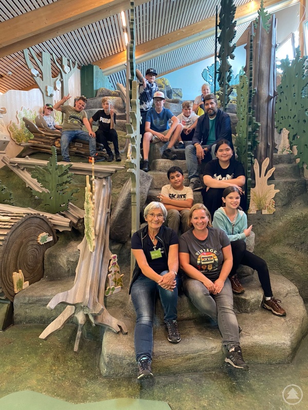 Die Grafenauer Realschüler mit ihrem Schulleiter Ferdinand Klingelhöfer (hinten re.) und der Waldführerin Rosa Vogl sowie der pädagogischen Leiterin Nicole Graf-Kilger (vorne von links) bei der Erkundung des Lebensraumes „Totholz“ im Hans-Eisenmann-Haus.