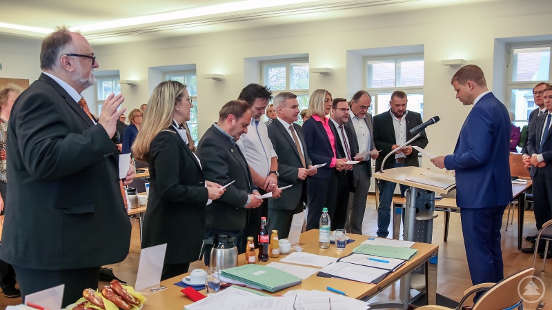 Bezirkstagspräsident Dr. Olaf Heinrich nimmt den neugewählten Bezirksräten ihren Eid ab.