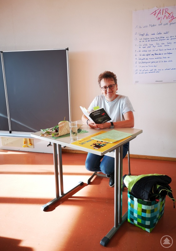 Ingeborg Irlesberger liest den Fünftklässlern aus dem Buch „Neulich in der Bibliothek“ vor.