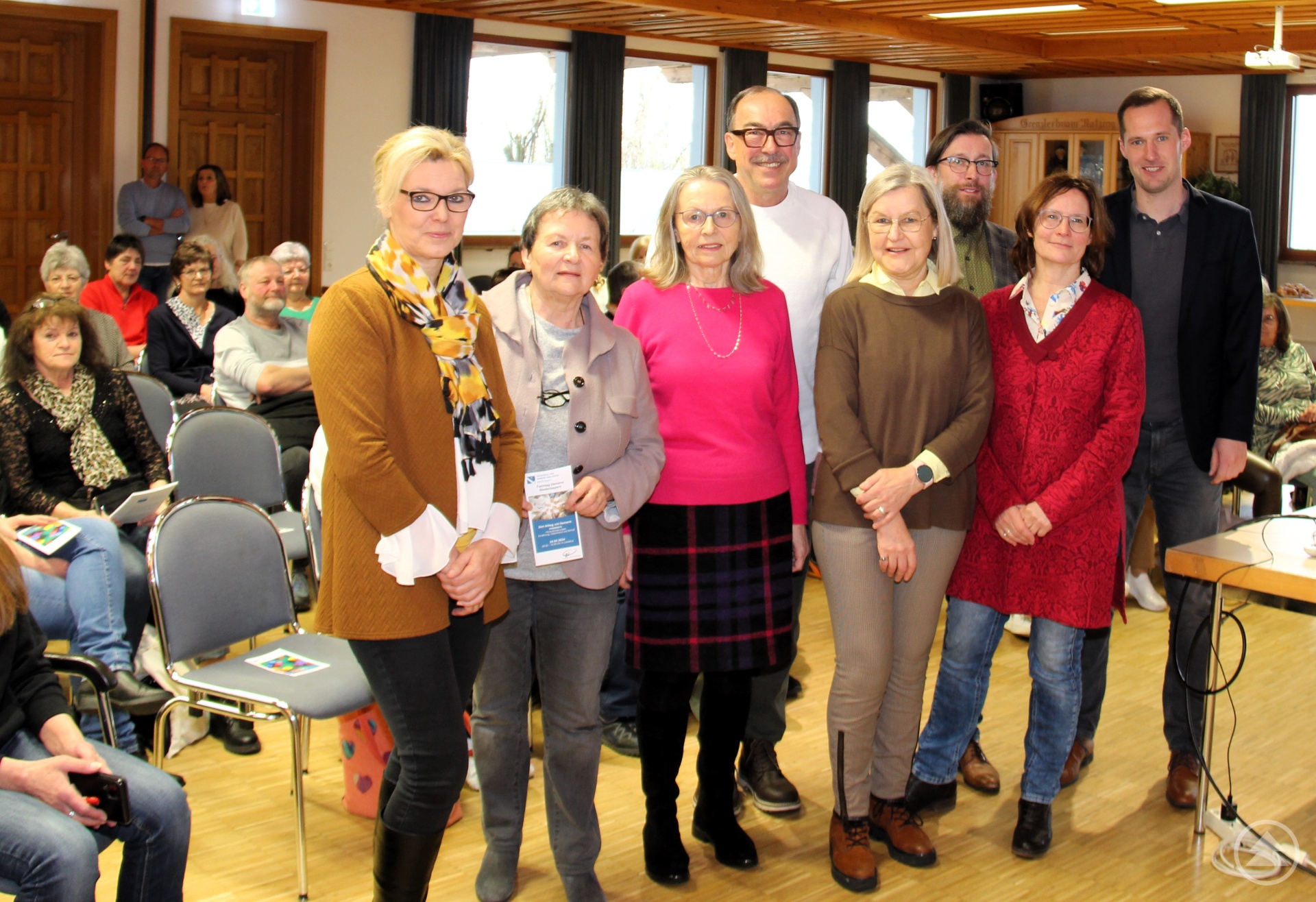 Viele Beteiligte sorgten dafür, dass die Schulung für die ehrenamtliche Hilfe ab Pflegegrad 1 ein voller Erfolg  wurde (von links): Cornelia Niggl (Senioren AG Waldkirchen), Renate Cerny (Seniorenbeauftragte Stadt  Waldkirchen), Anita Moos (Behindertenbeauftragte des Landkreises), stellv. Landrat Franz Brunner, Johanna  Myllymäki (Fachstelle für Demenz und Pflege Niederbayern), Christian Fiebig (Leitung des Sachgebiets  Landkreisangelegenheiten), Susanne Kurka (Fachstelle für Demenz und Pflege Niederbayern) sowie René  Kurtz (GesundheitsregionPlus)