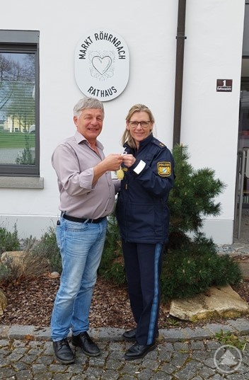 Als kleine Osterüberraschung bekam Polizeichefin Ingrid Grötzinger von Bürgermeister Leo Meier ein Osterei aus Röhrnbach geschenkt