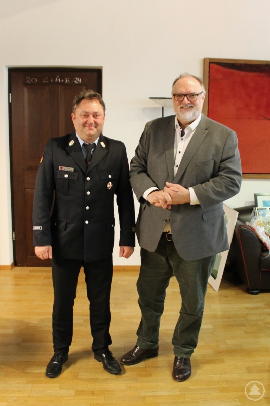 Oberbürgermeister Jürgen Dupper (rechts) gratuliert Martin Sagmeister zum Feuerwehr-Ehrenzeichen als Steckkreuz.