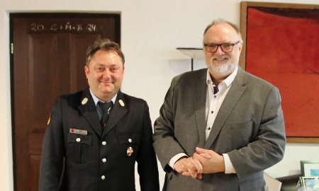 Oberbürgermeister Jürgen Dupper gratuliert Martin Sagmeister zum Feuerwehr-Ehrenzeichen als Steckkreuz