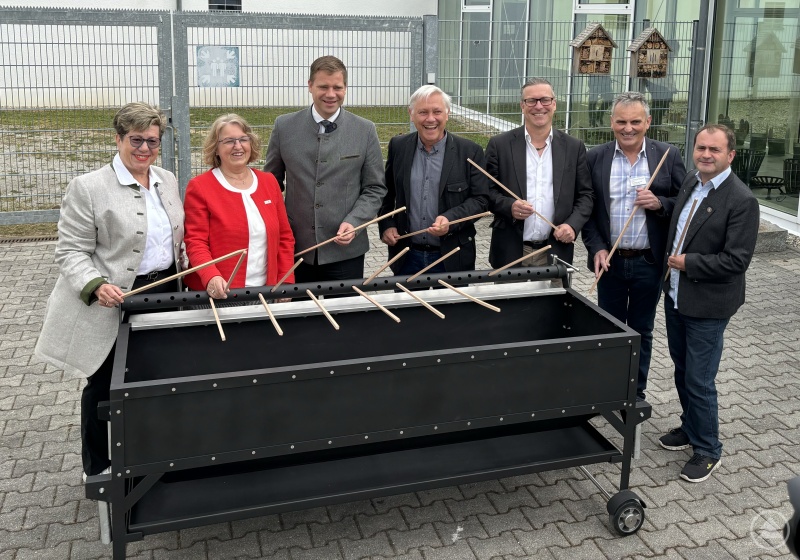 (v. links n. rechts) Bezirksrätin Hannelore Langwieser, stellv. Landrätin Martha Altweck-Glöbl, Bezirkstagspräsident Dr. Olaf Heinrich, 2. Bürgermeister Dr. Albert Solleder, Ärztlicher Direktor Prof. Dr. Joachim Nitschke, Leiter der Ergo- und Arbeitstherapie Adalbert Sporrer und Bezirksrat Konrad Denk eröffnen den Frühjahrsbasar im Bezirkskrankenhaus Straubing.