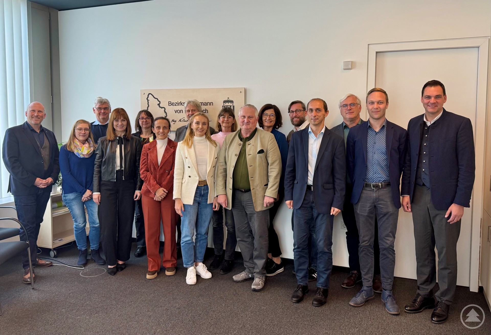 Führungskräfte aus Bayern und Österreich hatten sich unter der Führung von Landrat Sebastian Gruber (r.) und Bezirkshauptmann Mag. Valentin Pühringer (l.) in Rohrbach ausgetauscht: (v.l.) Christina Schuster (LRA FRG), Siegfried Wilhelm (LRA FRG), Mag. Dr. Adelheid Gabriel (BH Rohrbach), Dr. Tanja Degner (LRA FRG), Mag. Christine Jungwirth (BH Rohrbach), Heinrich Höcherl (LRA FRG), Barbara Schober (LRA FRG), Karen Schier (LRA FRG), Dr. Georg Furtmüller (BH Rohrbach), Maria Sterl (BH Rohrbach), Christian Fiebig (LRA FRG), Josef Lenz (LRA FRG), Gottfried Reiter (BH Rohrbach) und Mag. Alexander Walchshofer (BH Rohrbach).