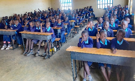 Schulbänke für Tansania aus Spendenerlös