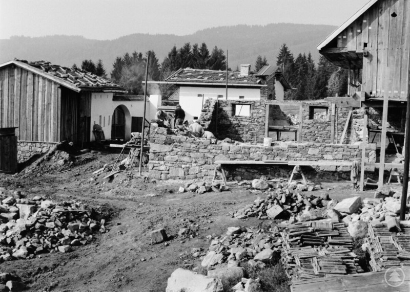 Übertragung des Hofes nach Finsterau Dorfstraße mit alten Bauernhäusern, Kindern und Erwachsenen, möglicherweise eine Szene aus der Nachkriegszeit.