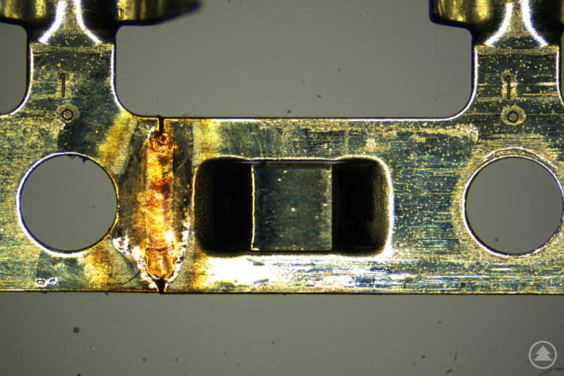 Eine industrielle Prüf- und Schweißanlage mit integriertem Monitor, Bedienelementen, Sensorik und Laserkomponenten. Das Gerät steht auf Rollen und trägt die Logos von Kistler und Nidec SYS.