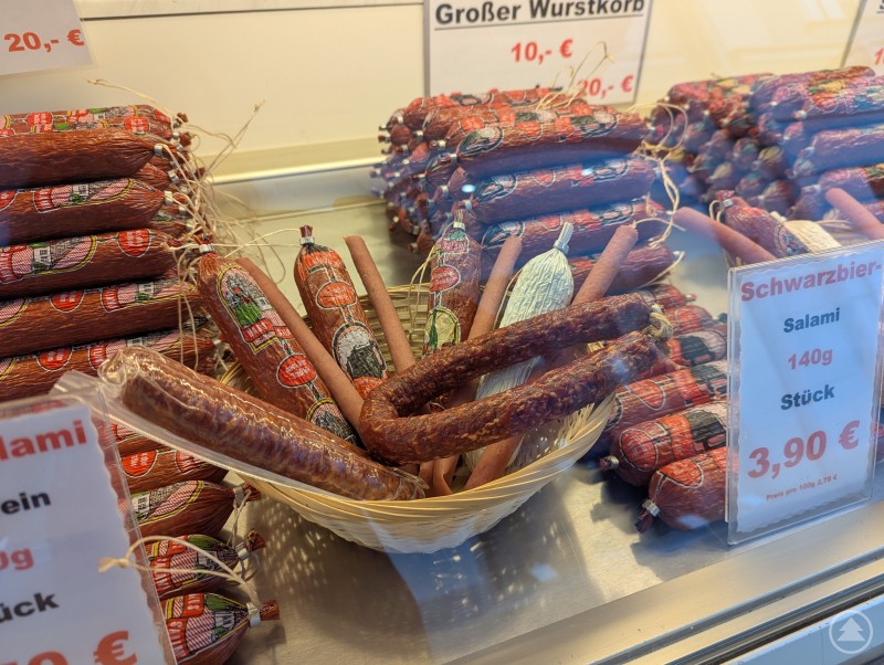 Wer Wurst mag, wird sich über so einen Geschenkkorb sicher freuen. Wurstkorb und Auswahl an verschiedenen Wurstsorten