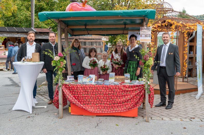 Flyer/Grafik zum Event: 32. Hundinger Apfelmarkt am Erntedanksonntag am So., 04.10.2026