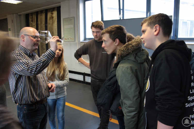 Glasbearbeitung in allen Facetten lernten die Jugendlichen bei der Ausbildungstour kennen. Bei der Zwiesel Kristallglas AG erfuhren sie beispielsweise, wie exklusive Trinkgläser gefertigt werden. Foto: Lang