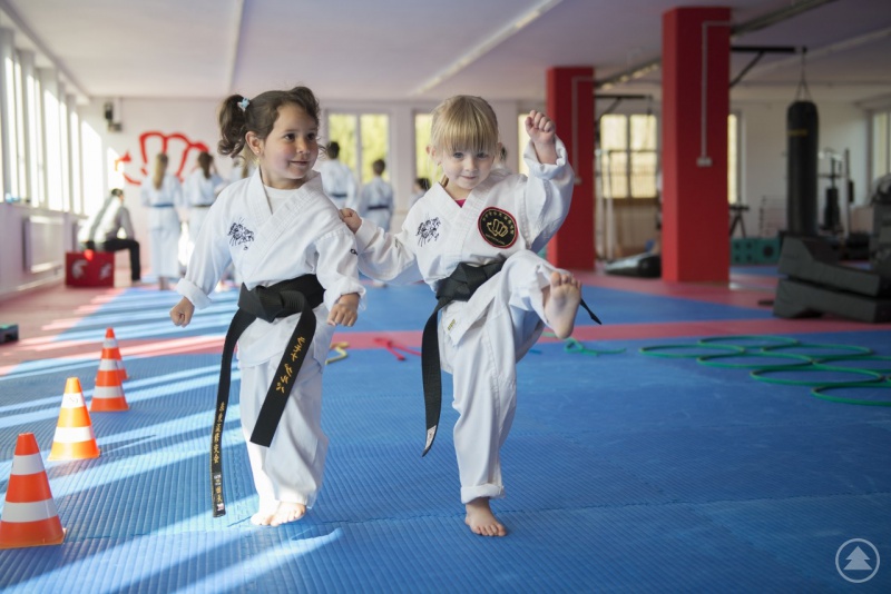 Die Karate-Schülerinnen Ronja und Nelly üben Sicherheitsregeln.