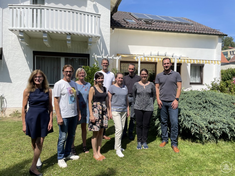 Haben gut Lachen: Die Projektbeteiligten im Garten des für die Studierenden angemieteten Hauses in Grafenau. Hinten von links nach rechts: Vermieterin Michaela Schabel, Regionalmanager Stefan Schuster, Dr. Sabine Scholz, Projektinitiator Dr. Wolfgang Blank, Dr. Christian Carlberg, René Kurtz, Leiter der Gesundheitsregion PLUS Freyung-Grafenau. Davor die Studierenden Franziska Roth, Sabine Pahl und Carolin Zehntner.