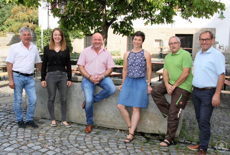 Das Organisationsteam des Kringeller Herbst- und Bauernmarktes: v.l. Leo Meier, Katharina Fraunhofer, Max Rosenberger (Vertreter Öko-Modellregion Ilzer Land), Barbara Messerer und Christian Fürst (Vertreter Öko-Modellregion Passauer Oberland), Helmut Ramesberger (2.v.r., Leiter Staatsgut Kringell)