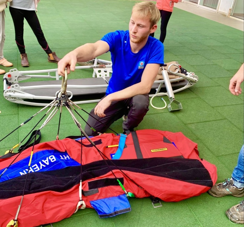 Florian Reindl zeigt die Vorbereitung zur Luftrettung