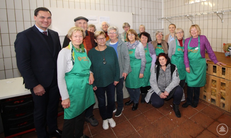 Rund 25 Ehrenamtliche – zum absoluten Großteil Frauen – hat Matthias Haslinger (3.v.l.) bei der Grafenauer Tafel um sich geschart. Landrat Sebastian Gruber (links) und Barbara Schober, Abteilungsleiterin am Landratsamt (3.v.r.), zeigten sich bei ihrem Besuch beeindruckt vom großen Engagement der Freiwilligen.