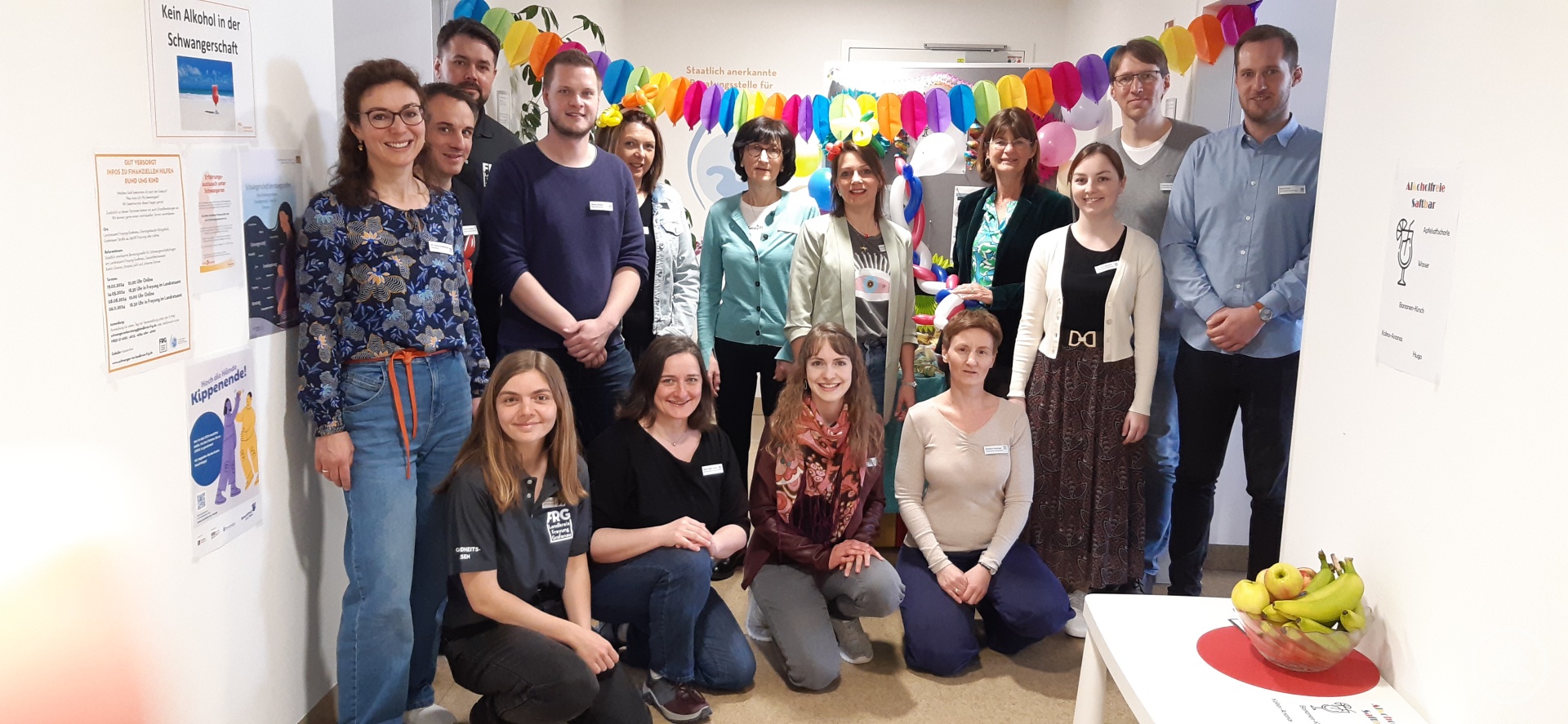 Mit großen Engagement präsentierte das Team des Gesundheitsamts um Abteilungsleiterin Karen Schier  (4. v. rechts) und Sachgebietsleiterin Dr. Sonja Kandlbinder (links) sich den Besucherinnen und Besuchern.