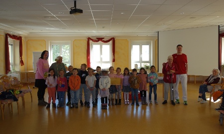 Bienenprojekt begeistert Jung und Alt im Seniorenheim St. Helena