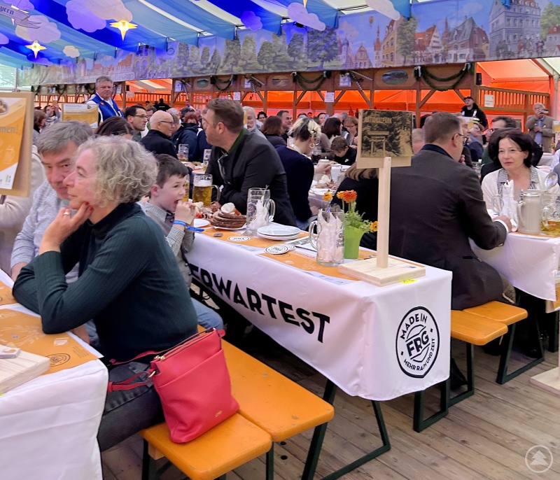 Rund 90 ehemalige „FRG-lerinnen“ und „FRG-ler“ kamen zum Heimattreffen „MADE in FRG“ auf dem Volksfest in Puchheim.